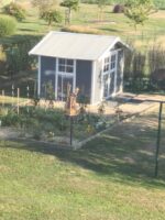Abri de jardin en PVC 7,5m² DECO gris foncé et blanc Grosfillex + kit ancrage offert