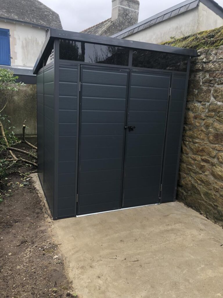 Abri de jardin en résine 3,24m² anthracite toit monopente skylight + plancher - Jobu