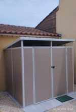 Abri de jardin en résine 4,10m² beige toit monopente skylight + plancher - Jobu