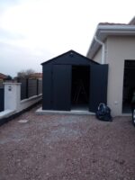 Abri de jardin en résine anthracite 11m² + kit de fondation - JOBU