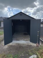 Abri de jardin en résine anthracite 11m² + kit de fondation - JOBU
