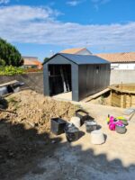 Abri de jardin en résine anthracite 11m² + kit de fondation - JOBU