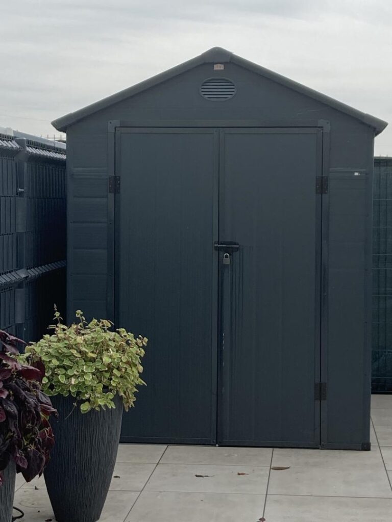 Abri de jardin en résine anthracite 3,65m² + kit de fondation - JOBU