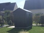 Abri de jardin en résine anthracite 5,32m² + kit de fondation - JOBU