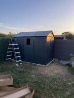 Abri de jardin en résine anthracite 5,32m² + kit de fondation - JOBU