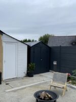 Abri de jardin en résine anthracite 5,32m² + kit de fondation - JOBU