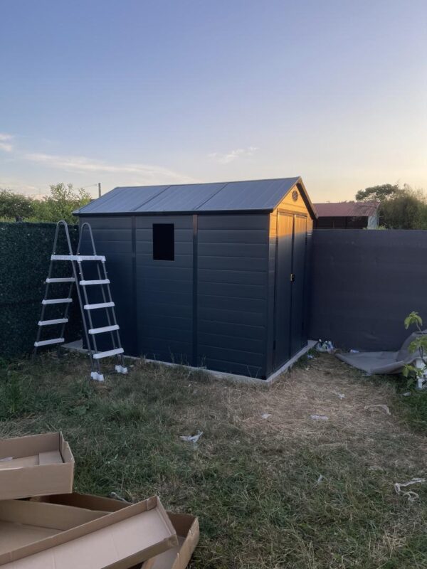 Abri de jardin en résine anthracite 5,32m² + kit de fondation - JOBU
