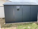 Abri de jardin en résine anthracite 8,90m² + kit de fondation - JOBU