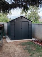 Abri de jardin en résine anthracite 8,90m² + kit de fondation - JOBU