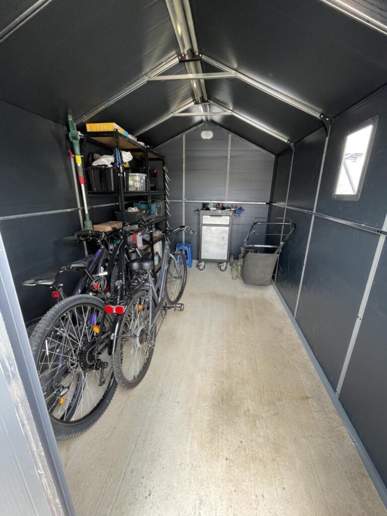 Abri de jardin en résine anthracite 8,90m² + kit de fondation - JOBU