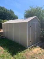 Abri de jardin en résine beige 11m² + kit de fondation - JOBU