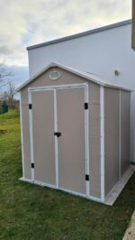 Abri de jardin en résine beige 3,65m² + kit de fondation - JOBU