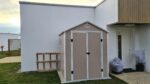 Abri de jardin en résine beige 3,65m² + kit de fondation - JOBU