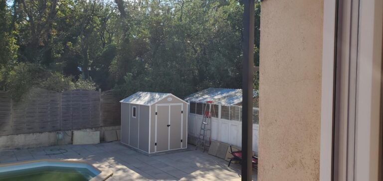 Abri de jardin en résine beige 5,32m² + kit de fondation - JOBU