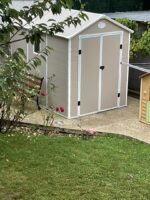 Abri de jardin en résine beige 5,32m² + kit de fondation - JOBU
