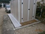 Abri de jardin en résine beige 6,99m² + kit de fondation - JOBU