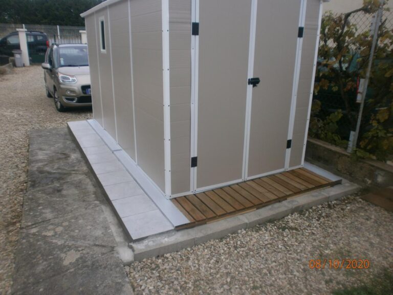 Abri de jardin en résine beige 6,99m² + kit de fondation - JOBU