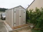 Abri de jardin en résine beige 6,99m² + kit de fondation - JOBU