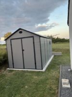 Abri de jardin en résine gris 11m² + kit de fondation - JOBU