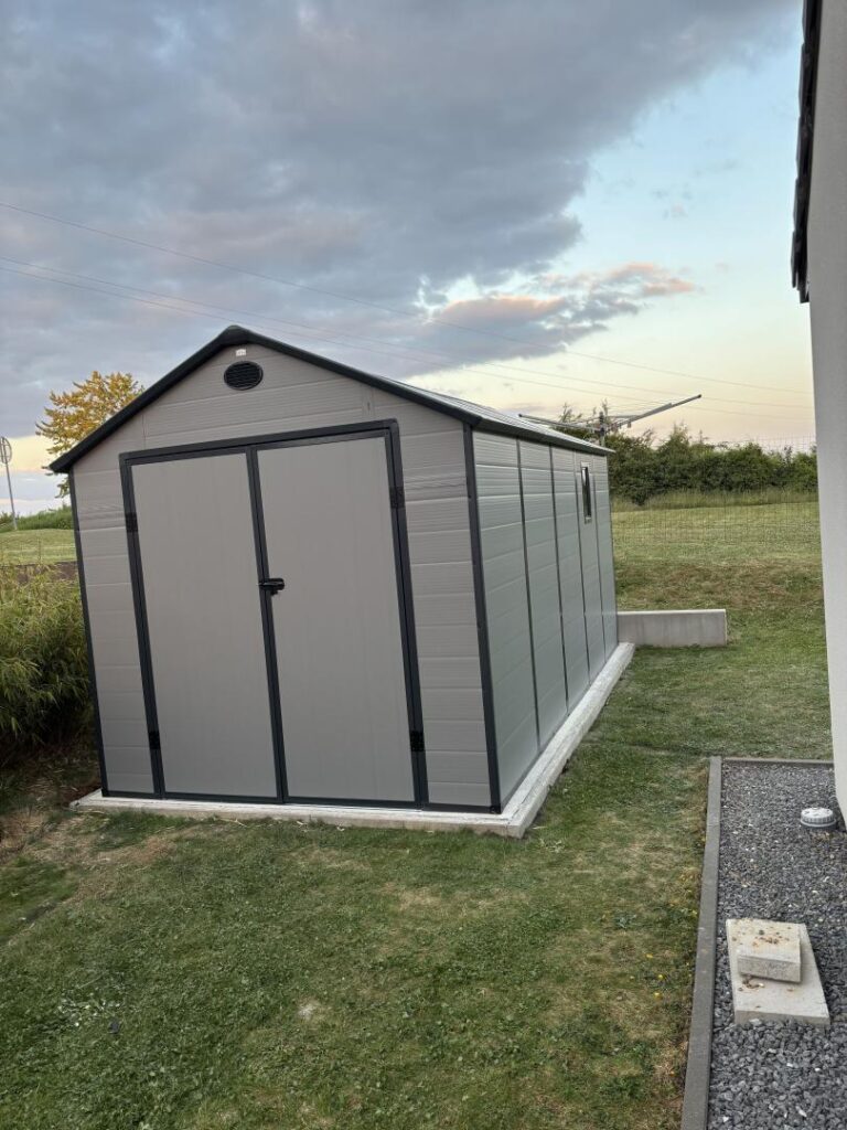 Abri de jardin en résine gris 11m² + kit de fondation - JOBU