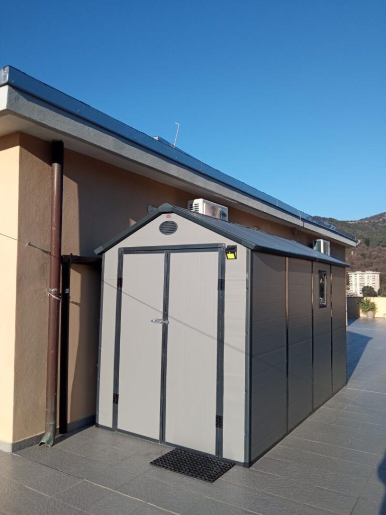 Abri de jardin en résine gris 6,99m² + kit de fondation - JOBU