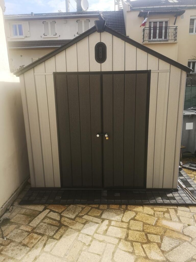 Abri de jardin en résine gris 8,90m² + kit de fondation - JOBU