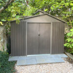 Abri de jardin métal avec puit de lumière 5,44m² imitation bois vieilli