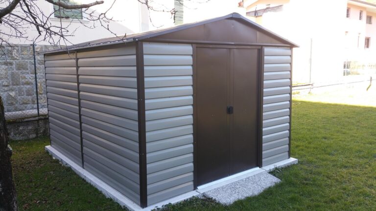 Abri de jardin métal beige et marron 11,39m² + kit d'ancrage inclus - YARDMASTER
