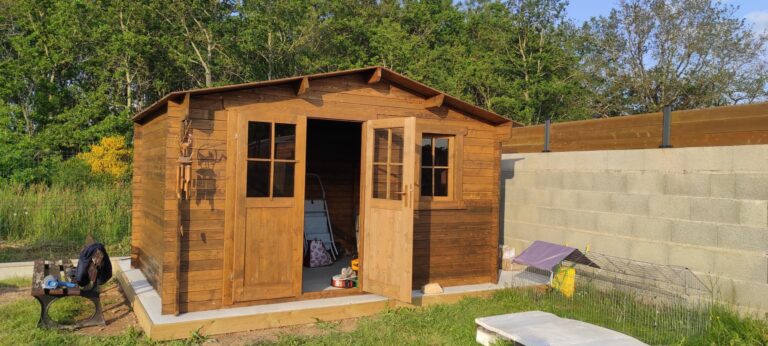 Abri en bois massif 12m² PLUS 28mm traité teinté marron Gardy Shelter