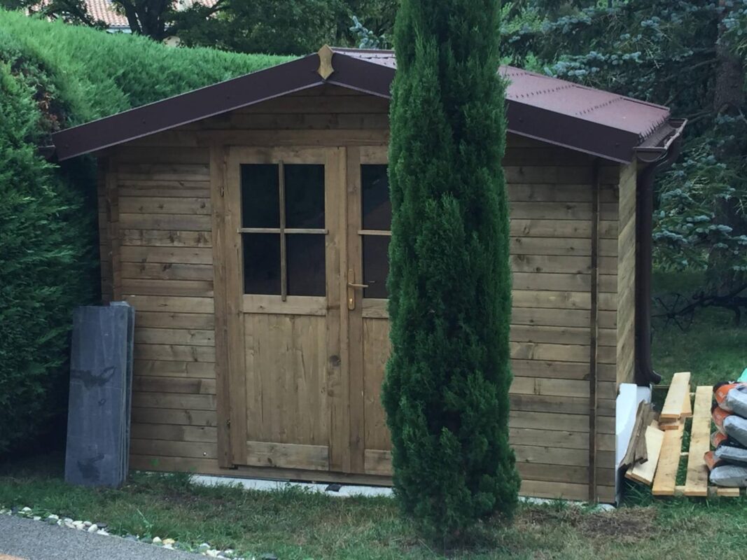 Abri en bois massif 9m² PLUS 28mm traité teinté marron Gardy Shelter