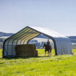 Abri pour animaux démontable 49,6m² en acier et polyéthylène vert – Shelter Logic