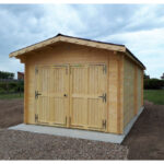 Garage en bois massif 24,23m² – madriers 60mm – porte en bois - Habrita
