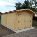 Garage en bois massif 24,23m² – madriers 60mm – porte en bois - Habrita