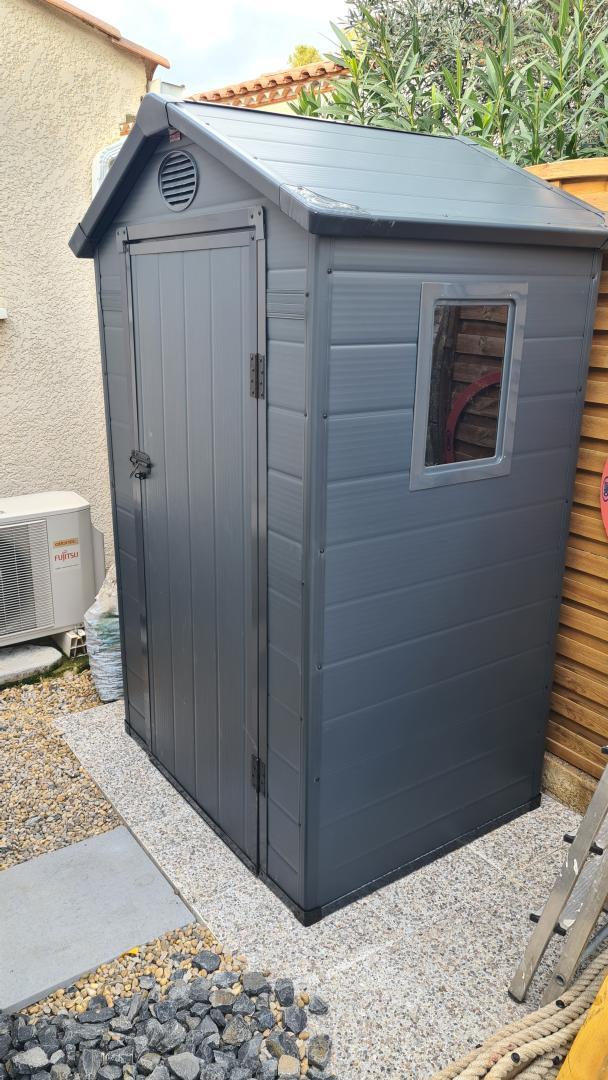 Petit abri de jardin en résine anthracite 1,39m² + kit de fondation - JOBU