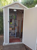 Petit abri de jardin en résine beige 1,34m² + kit de fondation - JOBU