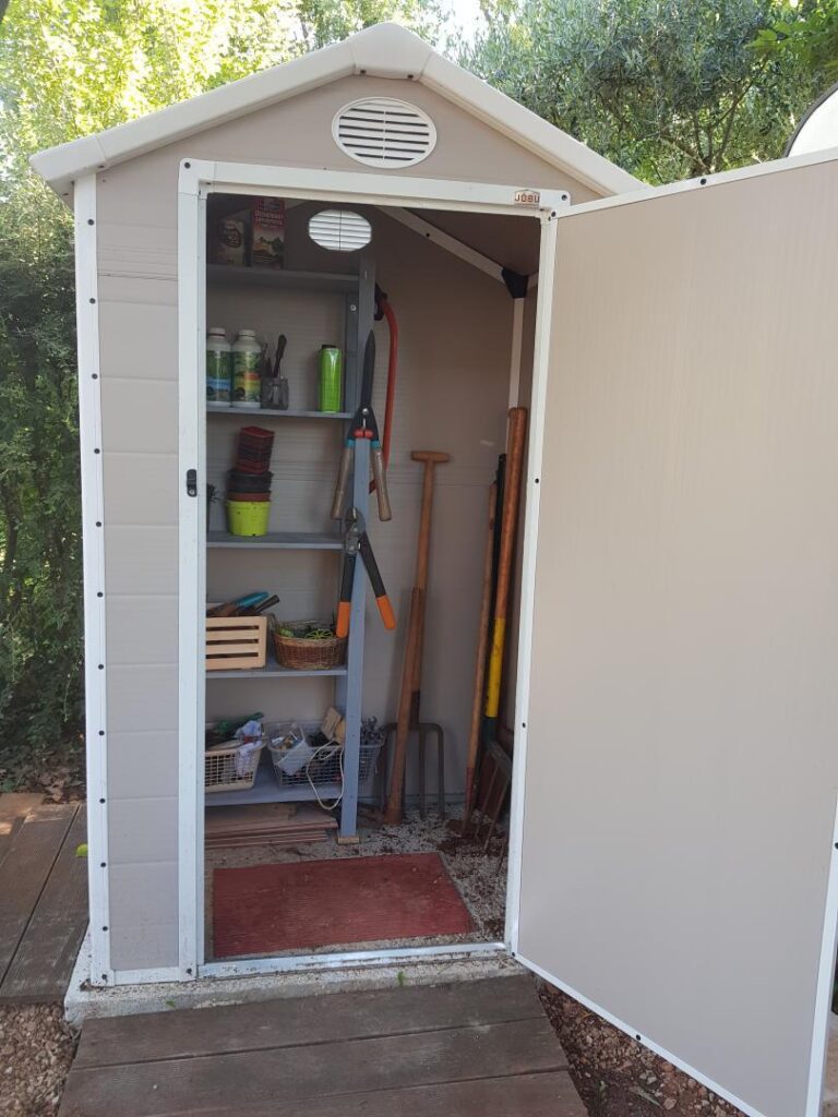 Petit abri de jardin en résine beige 1,34m² + kit de fondation - JOBU