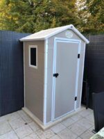 Petit abri de jardin en résine beige 1,34m² + kit de fondation - JOBU